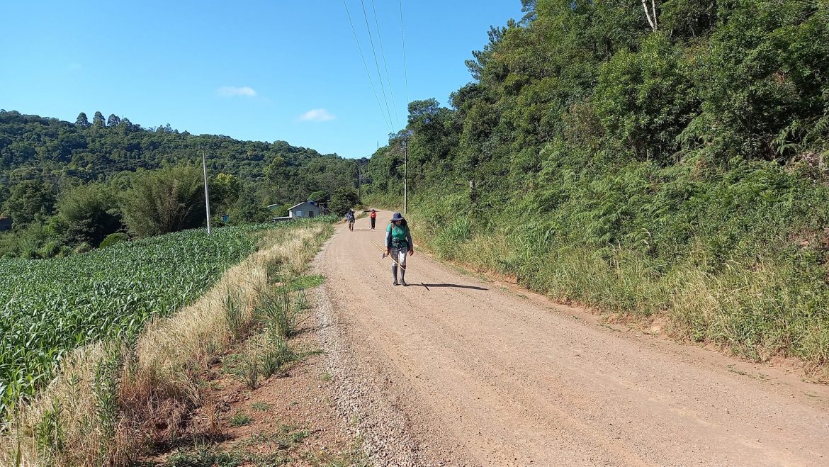 Clientes percorrem o Caminho de Caravaggio com 17 tratores