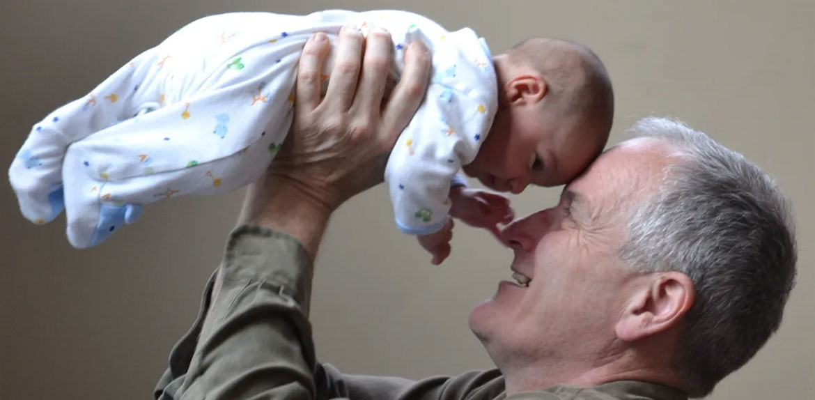 Paternidade tardia pode aumentar chances de gerar filhos com problemas genéticos
