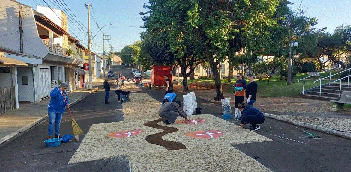 Corpus Christi em Fernando Prestes reúne fiéis católicos em celebração com tapetes e procissão