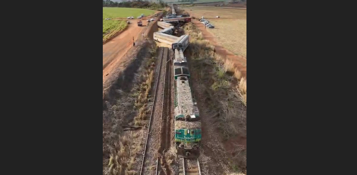 Trem descarrila após colisão com caminhão canavieiro em Araraquara; ninguém se fere