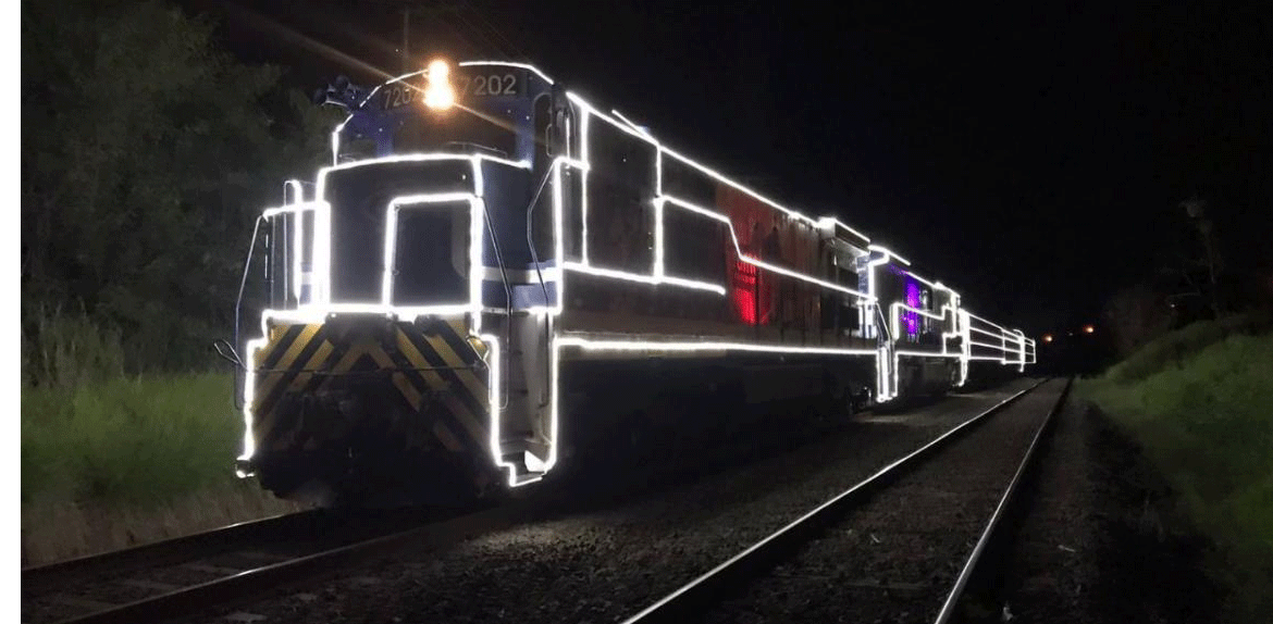 Trem iluminado passa pela região nesta segunda-feira