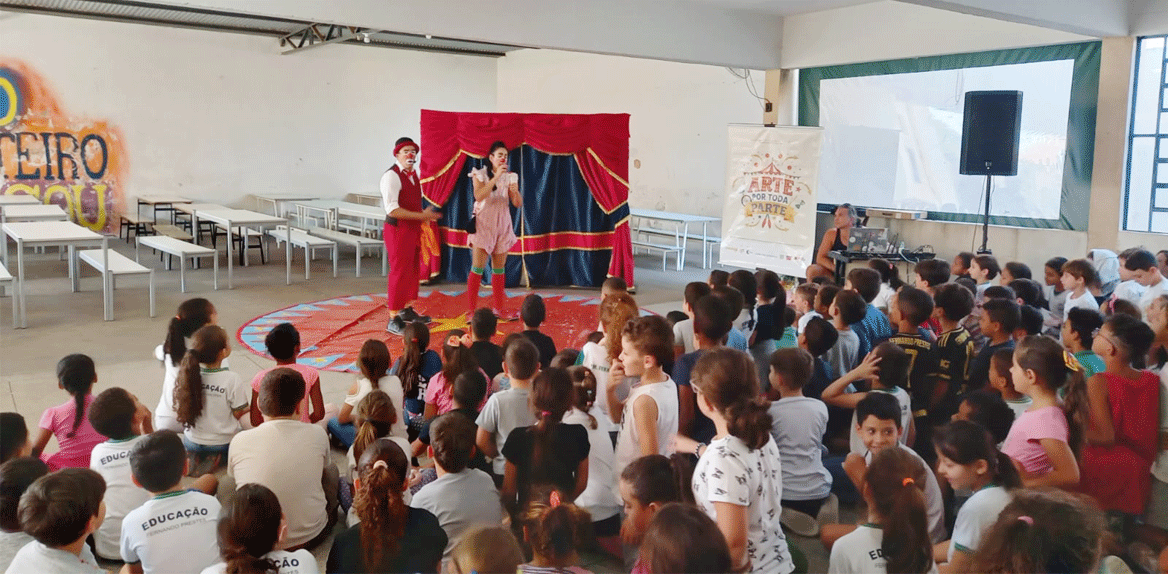 Circo e teatro transformam manhã de alunos em Fernando Prestes